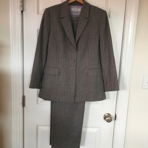 TAHARI Business Pantsuit